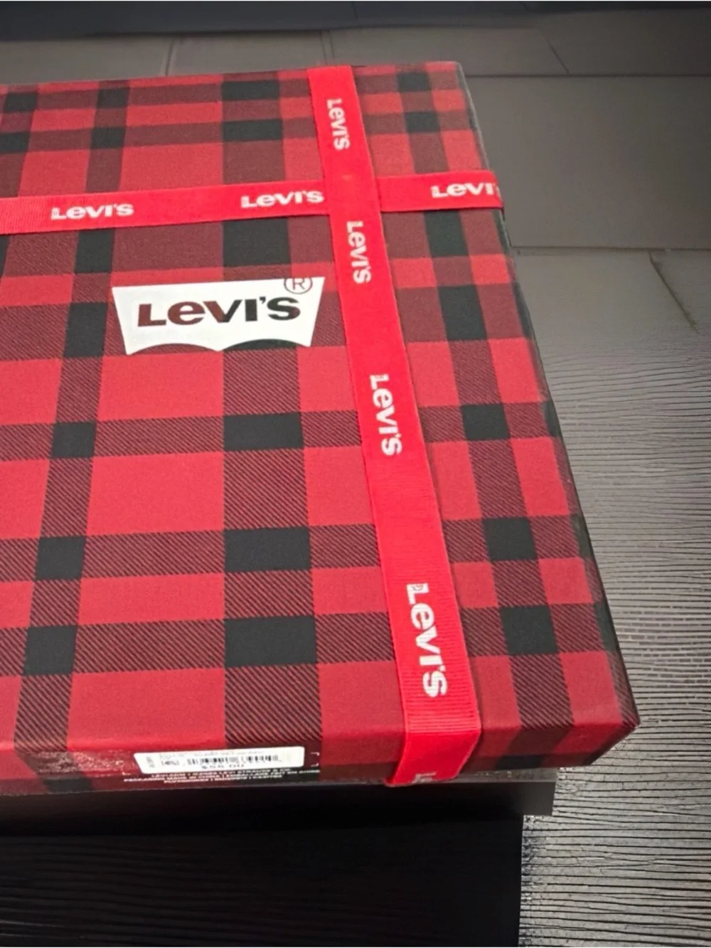 Levi's Men's Logo Beanie & Scarf Gift Set. One Size. Black. New in Gift Box